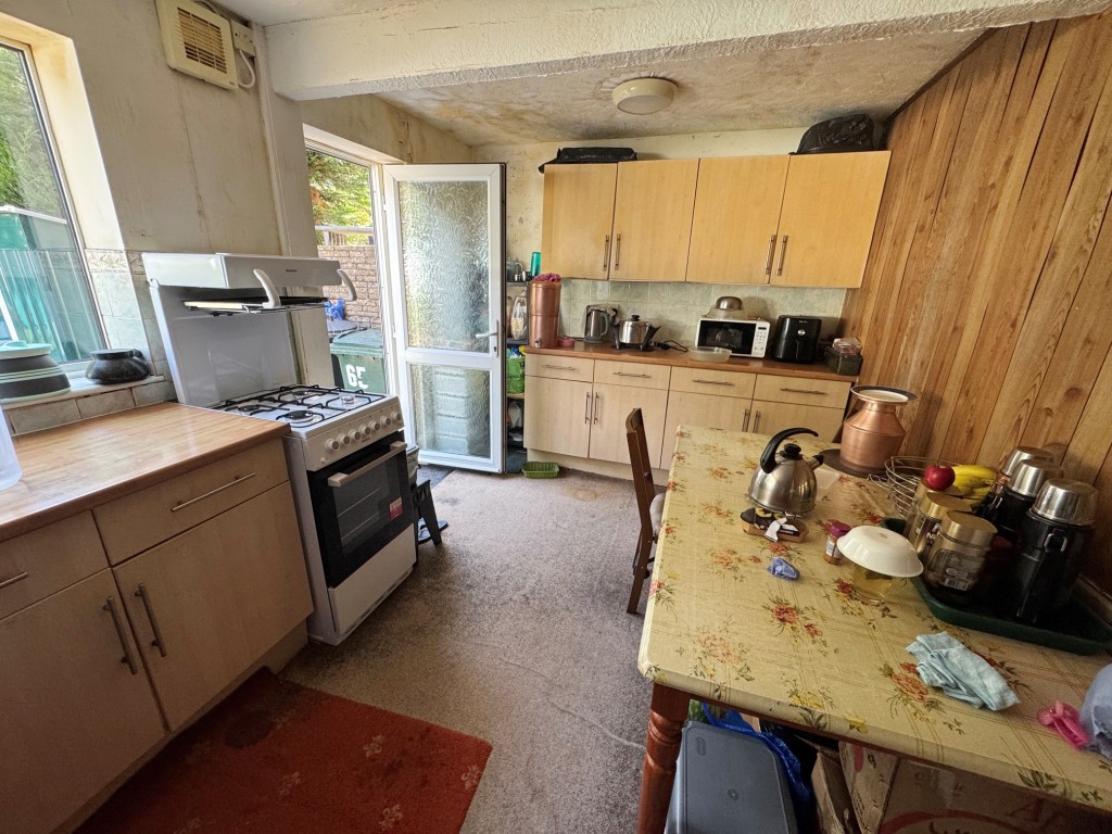 Lot: 162 - THREE-BEDROOM HOUSE FOR INVESTMENT - Kitchen-dining room